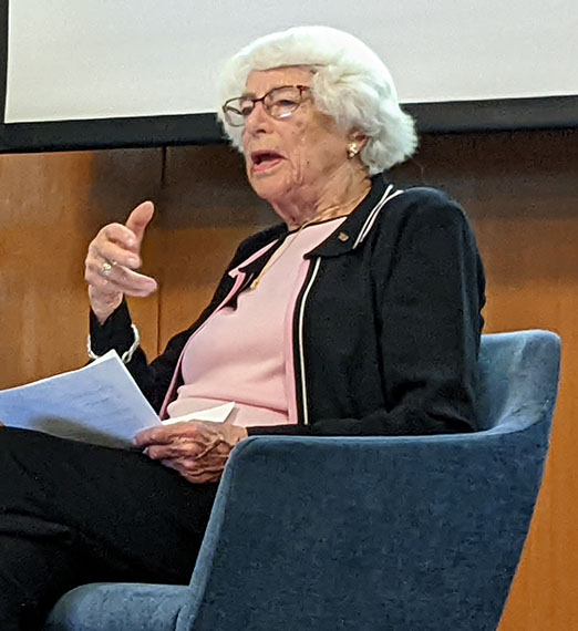 Une femme assise tenant un crayon